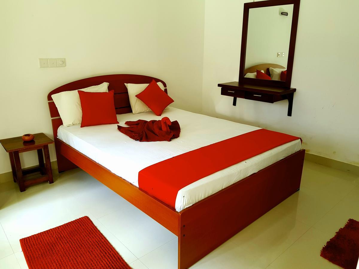 Oasis Beach Hotel Negombo Extérieur photo